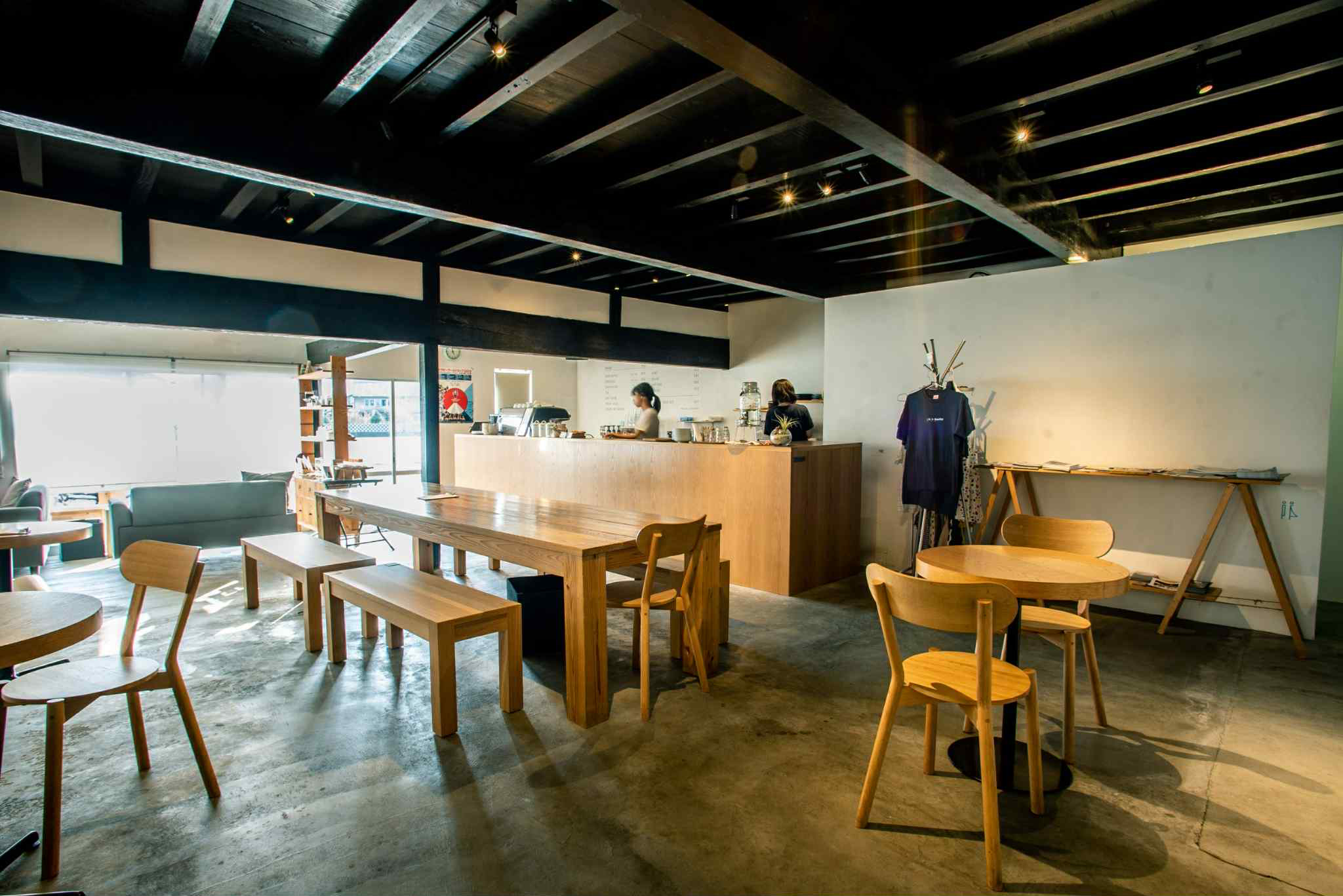 朝の光が差し込むカフェ店内